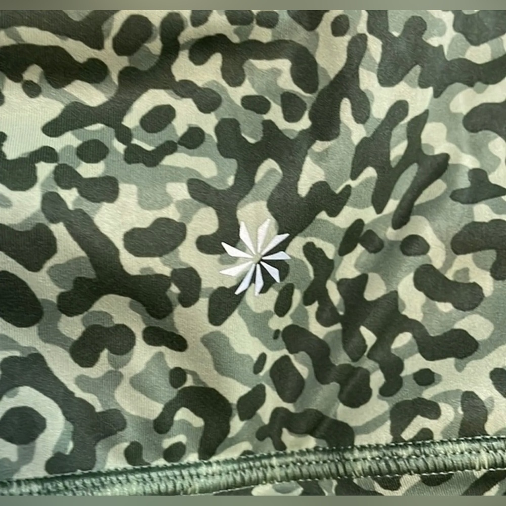 Athleta XXS Ultimate Stash II 7” Bike Shorts Pockets Leopard Olive Green NWT - Picture 4 of 4